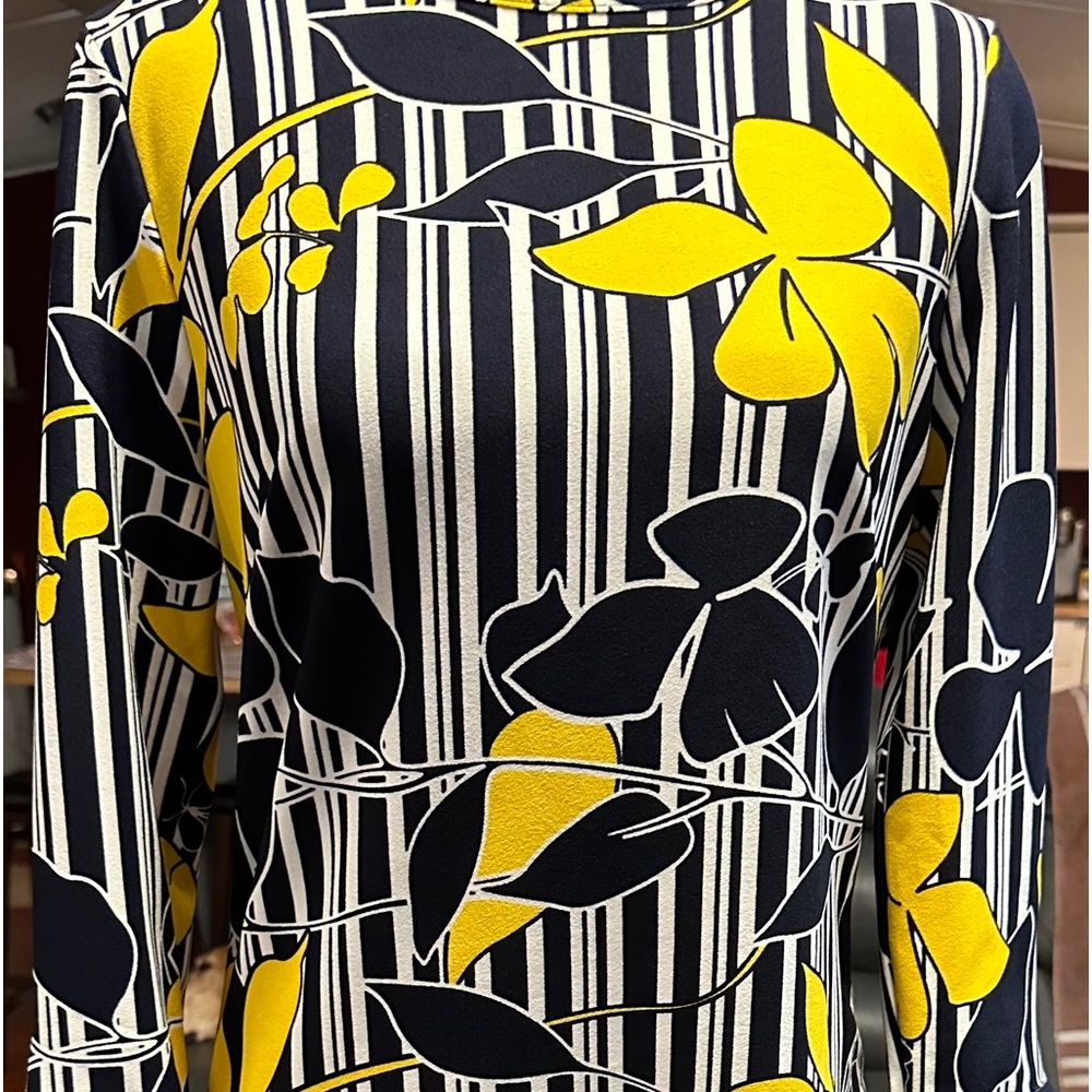 Size 8 flower above the knee dress.